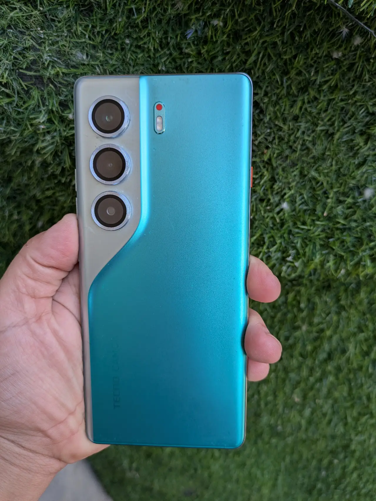 Tecno Camon 40 Pro 4G — 275,000 د.ع