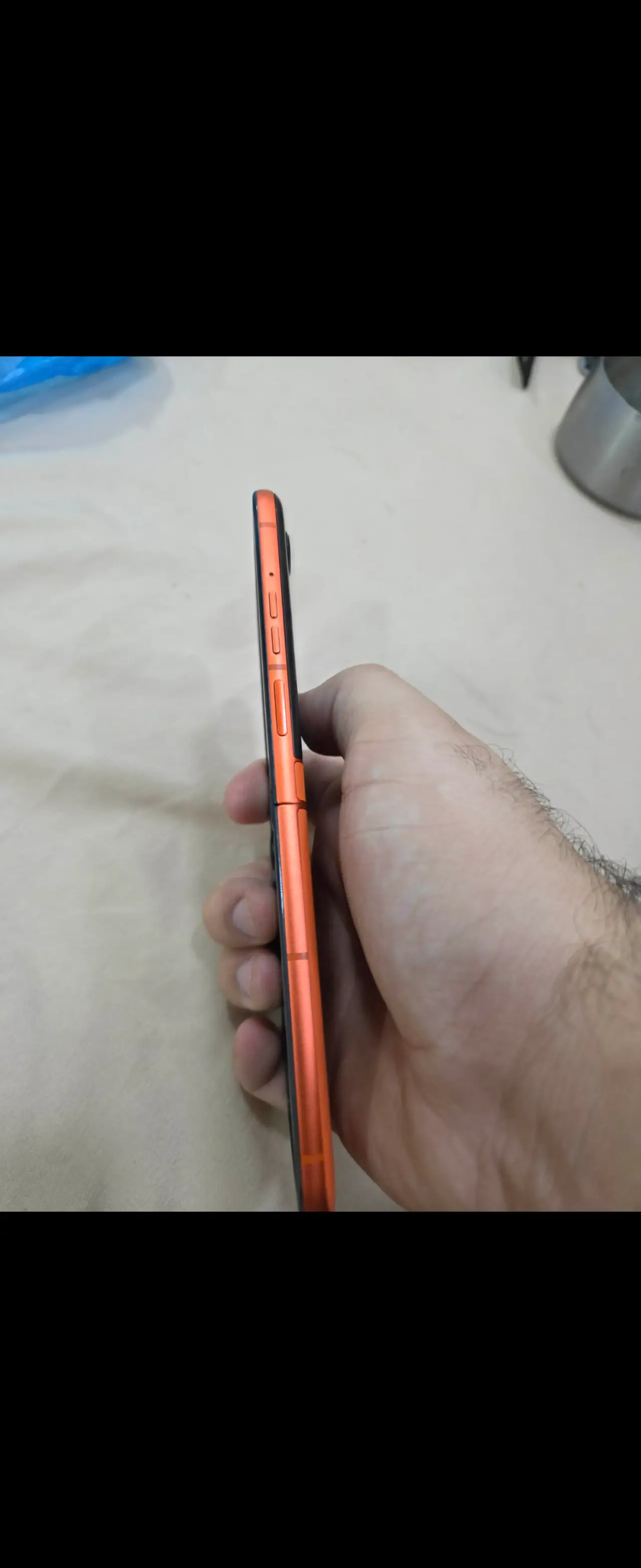Motorola Razr 50 — 650,000 د.ع