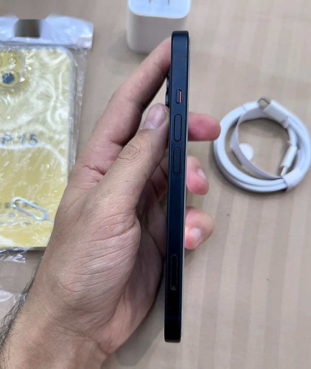 Apple iPhone 15 — 700,000 د.ع