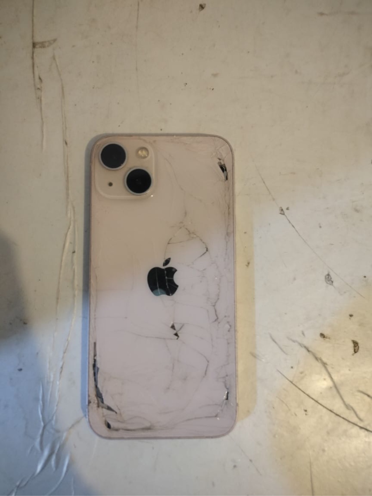 Apple iPhone 13 — 350,000 د.ع