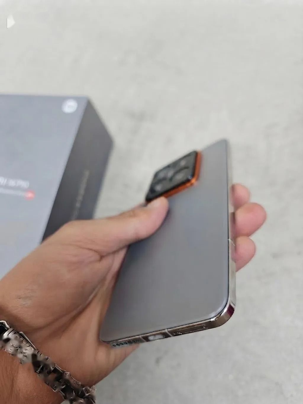 Xiaomi 14 Pro Titanium — 950,000 د.ع