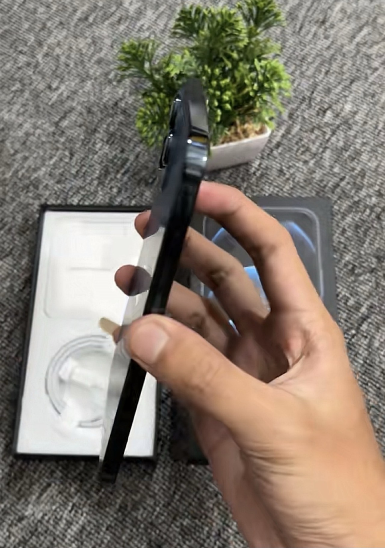 Apple iPhone 12 Pro Max — 600,000 د.ع