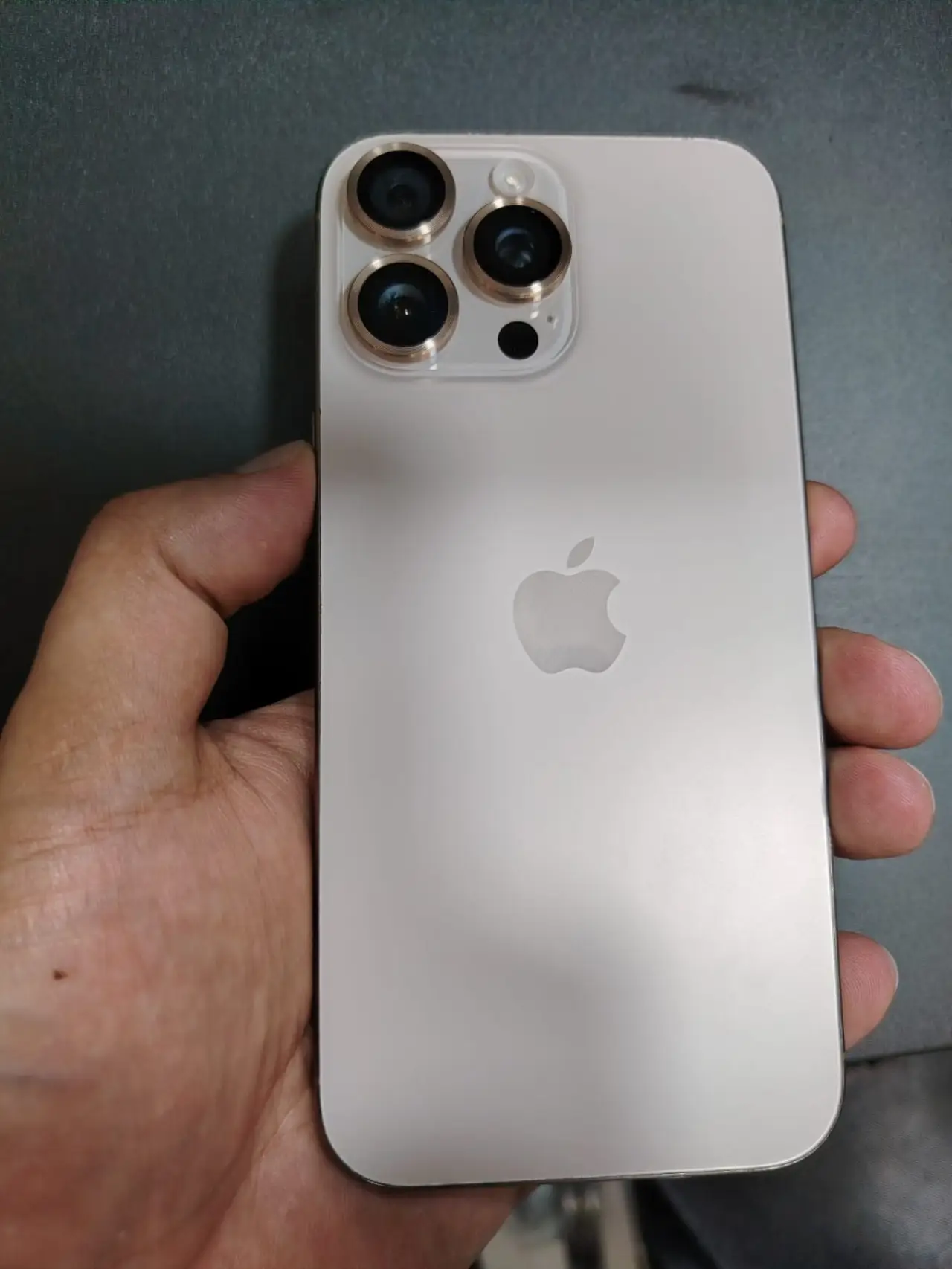 Apple iPhone 16 Pro Max — 1,250,000 د.ع