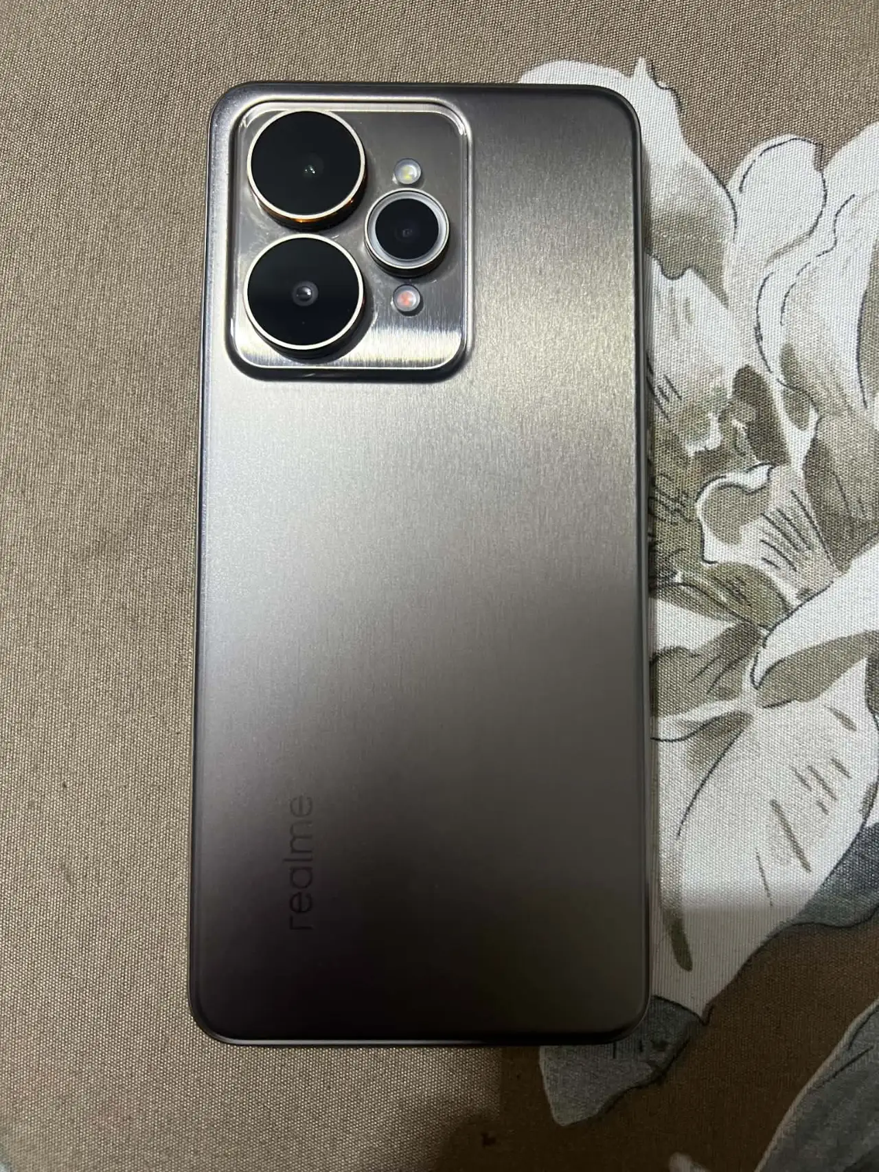 Realme V15 5G — 500,000 د.ع