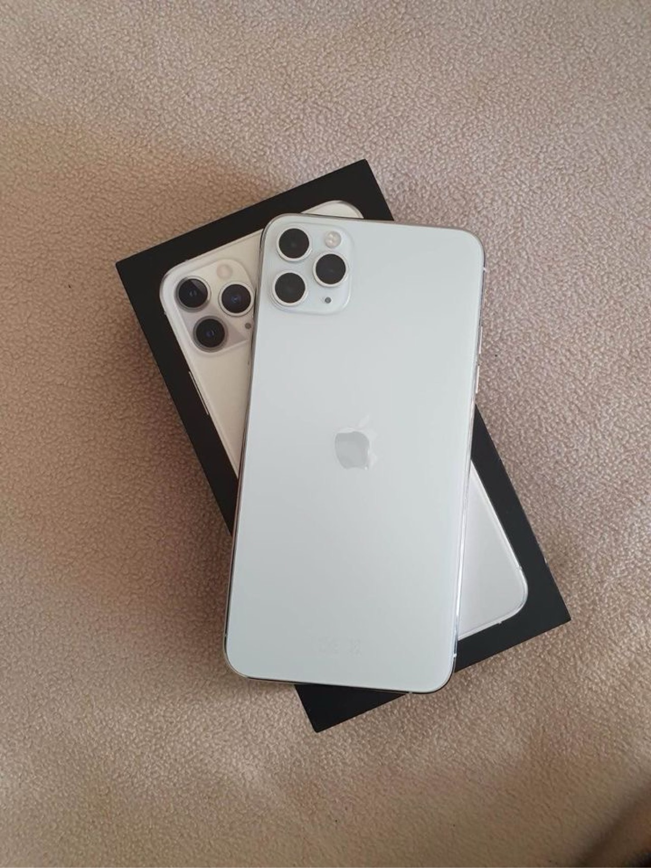 Apple iPhone 11 Pro Max — 300,000 د.ع
