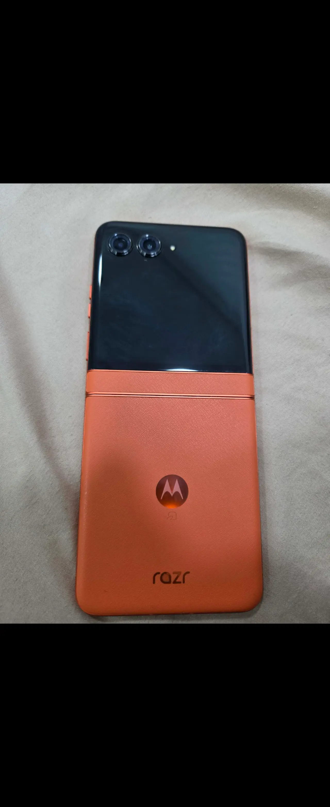 Motorola Razr 50 — 650,000 د.ع