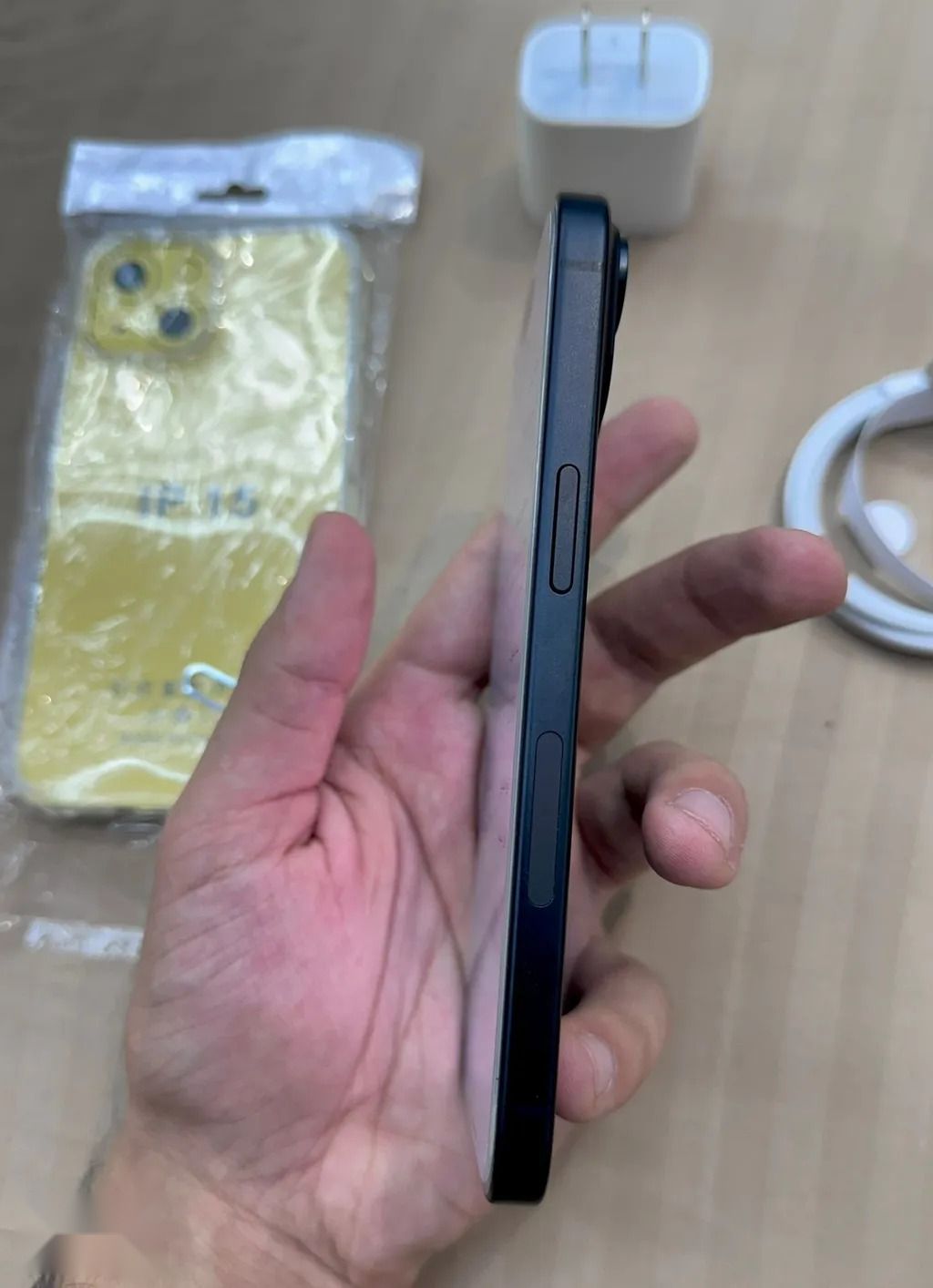 Apple iPhone 15 — 700,000 د.ع