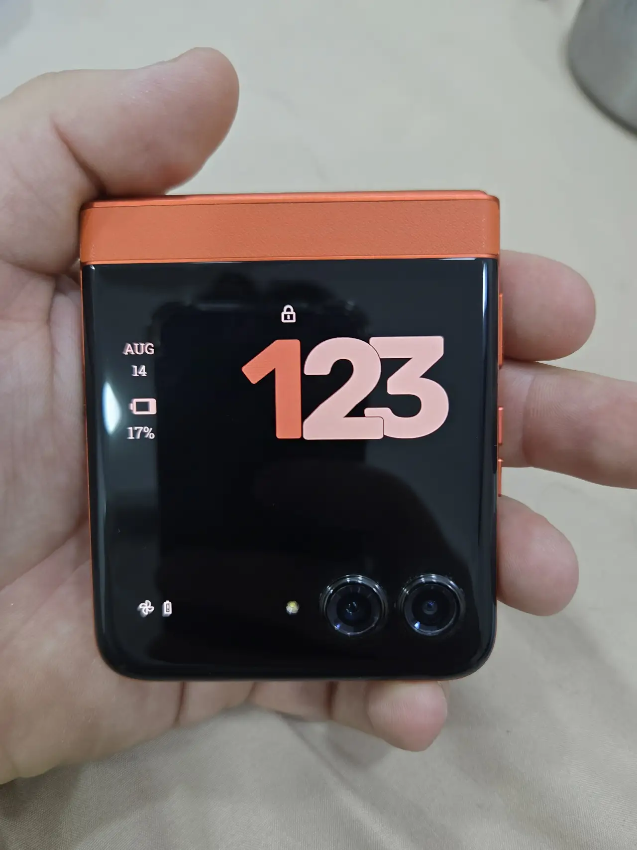 Motorola Razr 50 — 650,000 د.ع