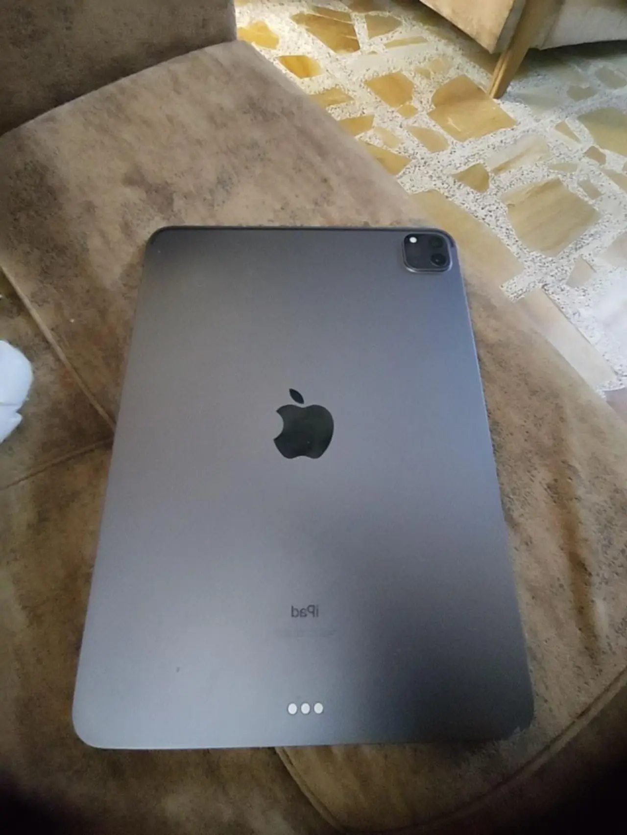 Apple ipad — 650,000 د.ع